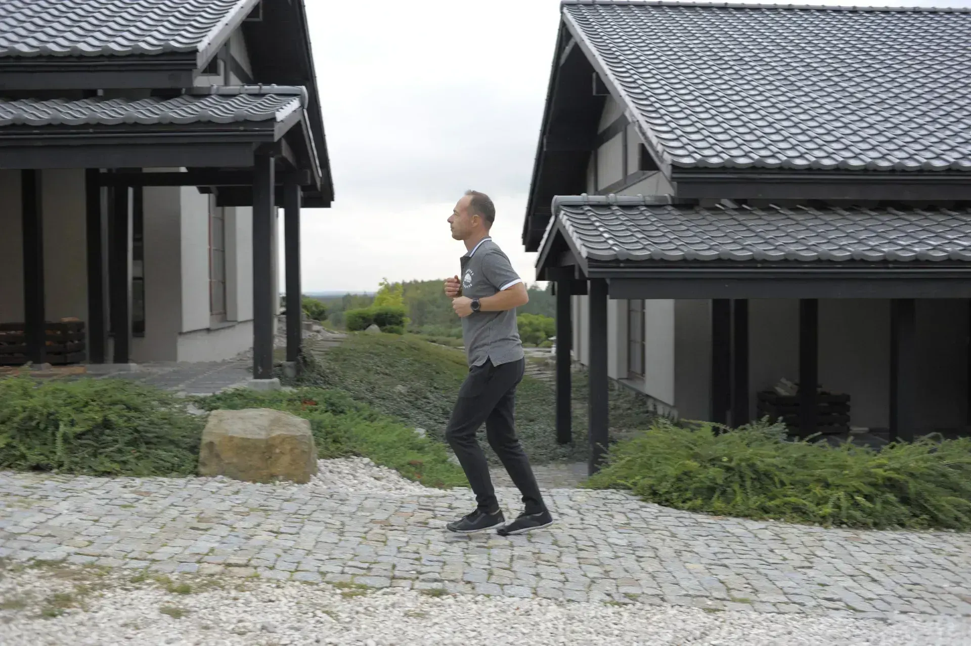 Slow jogging w Dojo Stara Wieś — bieg wśród budynków w japońskim stylu