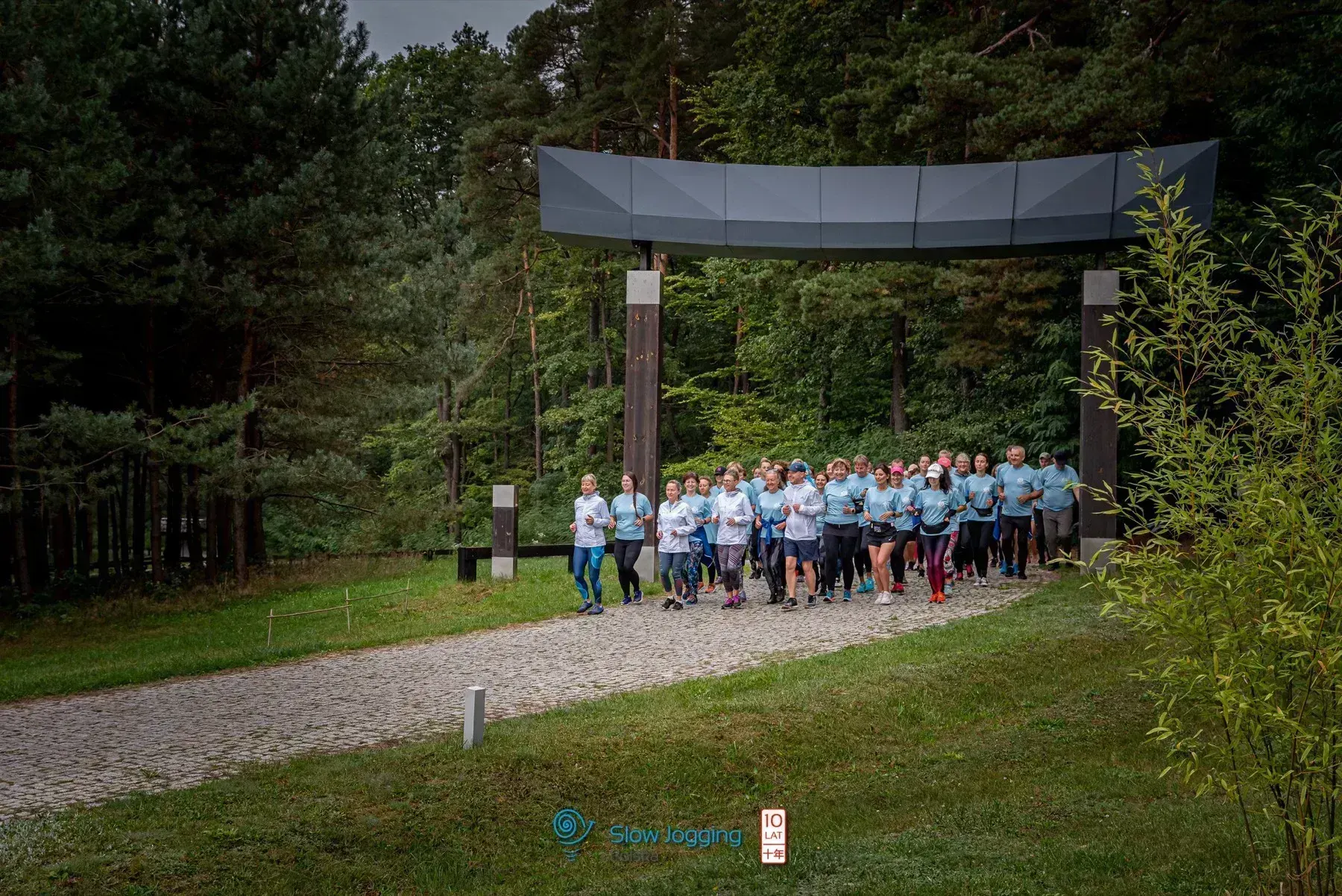 Społeczność Slow Jogging Polska w truchcie pod bramą — Dojo Stara Wieś